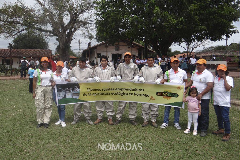 Los jóvenes, comprometidos con la actividad apícola.